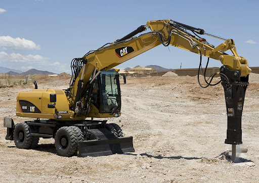 Полноповоротный колёсный экскаватор с гидромолотом #1